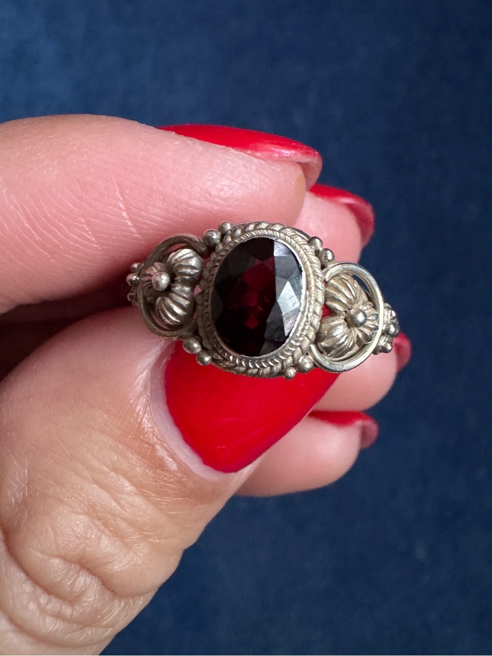 Vintage 925 Sterling Silver Flower Garnet Ring size 6 3/4” - Picture 2 of 4